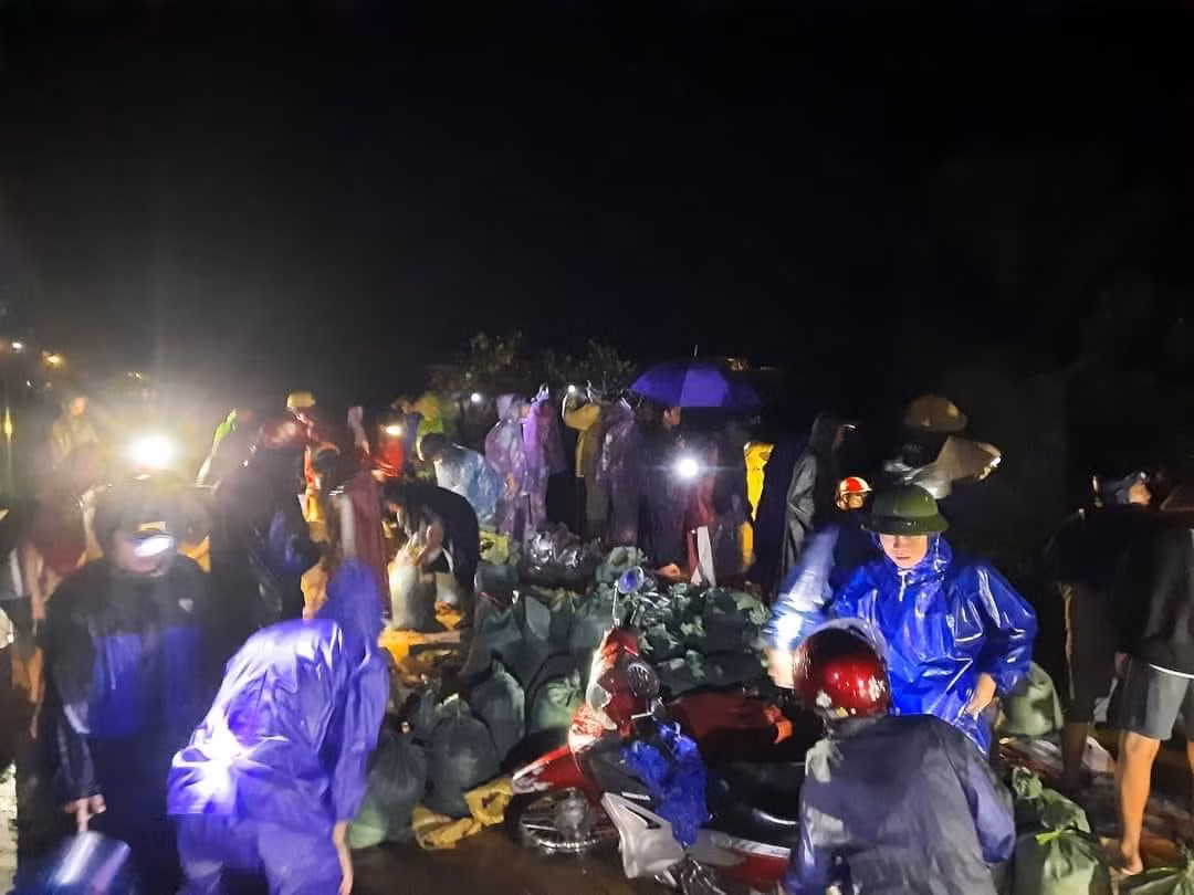 Trong đêm, chính quyền địa phương cũng đã cử lực lượng ứng phó, sẵn sàng hỗ trợ người dân di dời người và tài sản đến nơi an toàn.