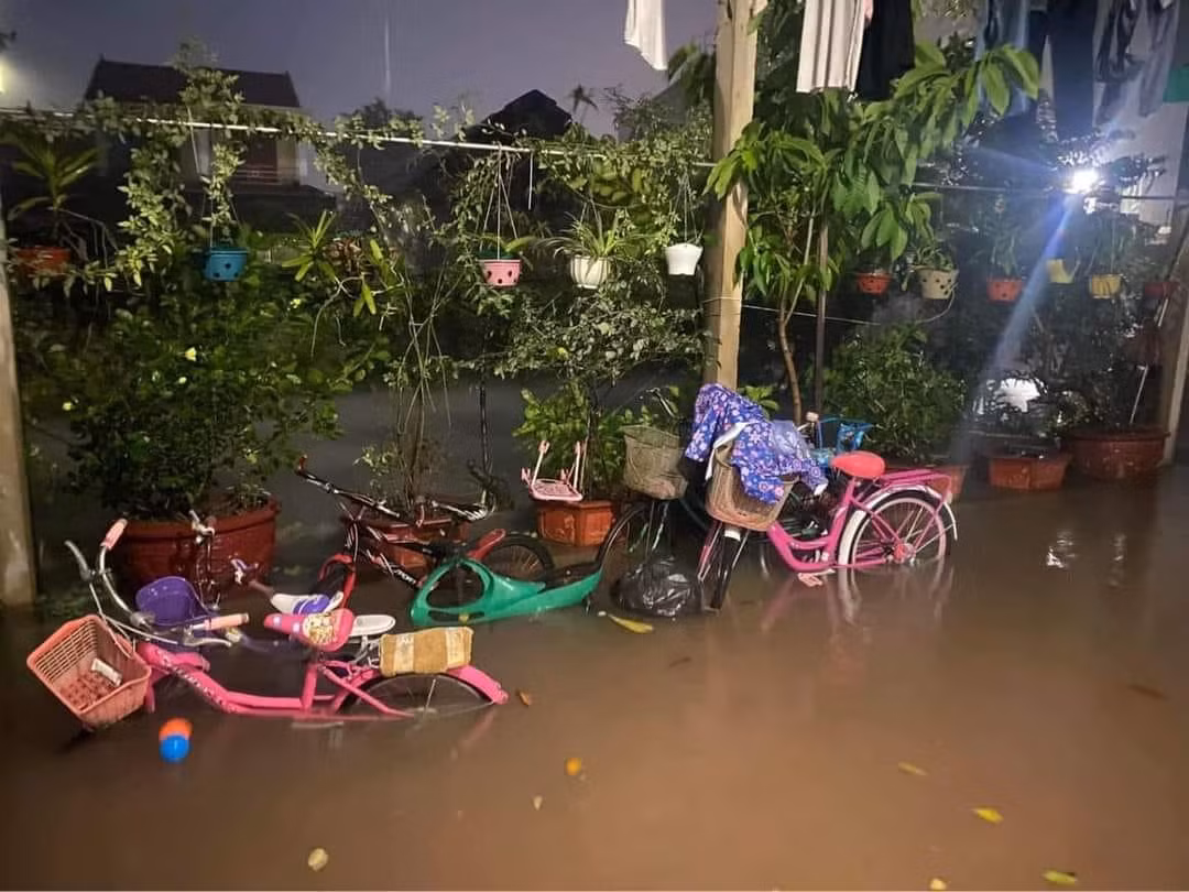 Tại thị trấn Cầu Giát (huyện Quỳnh Lưu, Nghệ An), trong đêm 28/9, hoàn lưu bão số 4 đã gây mưa lớn liên tục, khiến một số khu vực trên địa bàn bị ngập úng cục bộ.