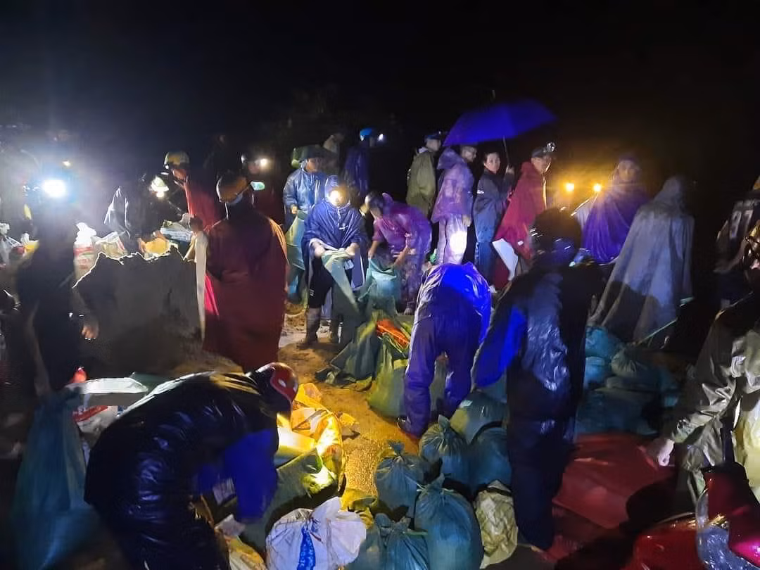 Đặc biệt, tại xóm 4 xã Quỳnh Tam, huyện Quỳnh Lưu, mưa to, gió lớn do hoàn lưu bão số 4 đã khiến một đoạn đê đập Hóc Côi có nguy cơ bị vỡ. Hàng trăm người dân cùng lực lượng chức năng đã phải tập trung vật lực, phương tiện nhằm gia cố thân đập, tránh sự cố đáng tiếc.