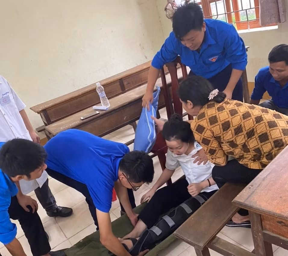 Lực lượng đoàn viên thanh niên hỗ trợ thí sinh Vân Thư