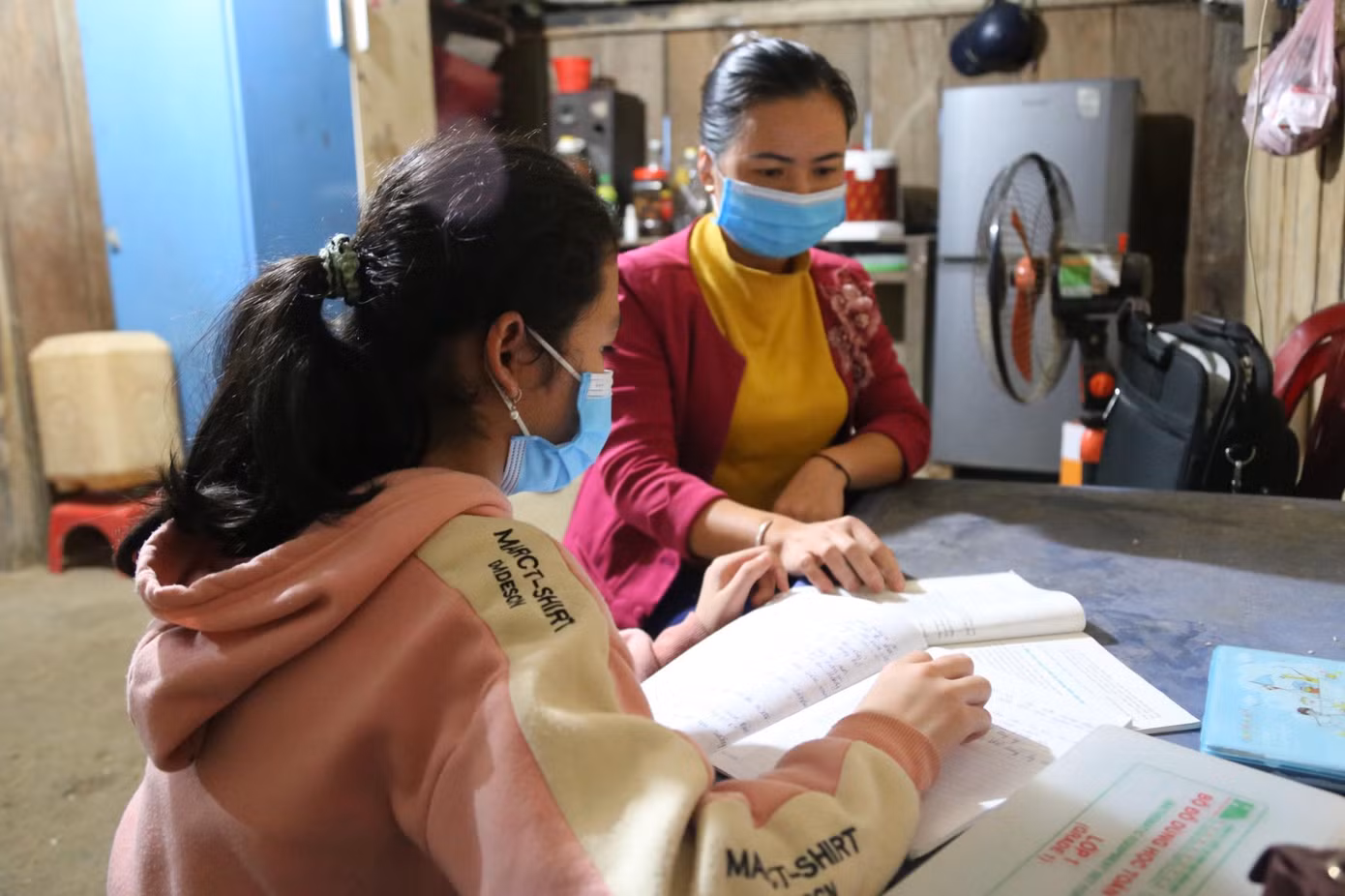 Những em phải ở nhà cách ly, cô Nhân đến tận nhà để dạy học cho các em. Thầy Nguyễn Đức Sơn, Hiệu trưởng trường Phổ thông dân tộc bán trú - THCS Hữu Khuông cho biết, toàn trường có 19 giáo viên, 209 học sinh trong đó có 184 em ở bán trú. Học sinh hầu hết thuộc diện nghèo và đặc biệt khó khăn. “Mùa đông, nhiệt độ thường xuống rất thấp, quãng đường vào trường rất xa và khó khăn nhưng các thầy cô luôn luôn hết mình với trò”.