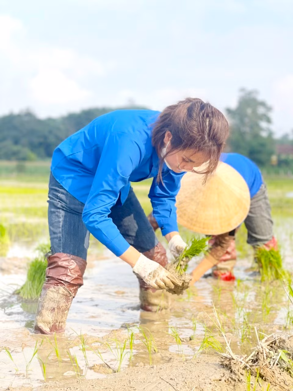 Trường là con thứ 2 trong một gia đình nghèo ở xóm Bích Thái, xã Nghĩa Thái. Mẹ mất sớm do bệnh ung thư. Ông Nguyễn Văn Liên (bố Trường) thường xuyên ốm đau. Thấu hiểu hoàn cảnh khó khăn của Trường, đoàn viên thanh niên xã Nghĩa Thái đã tình nguyện giúp gia đình cấy lúa vụ Đông – Xuân.