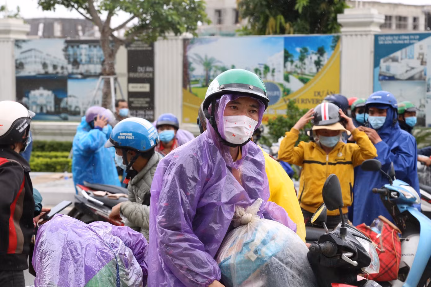 Anh Giàng A Chư (32 tuổi, trú tỉnh Sơn La), chạy xe máy chở vợ cùng hai con nhỏ về từ Đồng Nai cho hay: “Vợ chồng tôi vào Đồng Nai làm công nhân. Không có việc làm, tôi quyết định về quê".