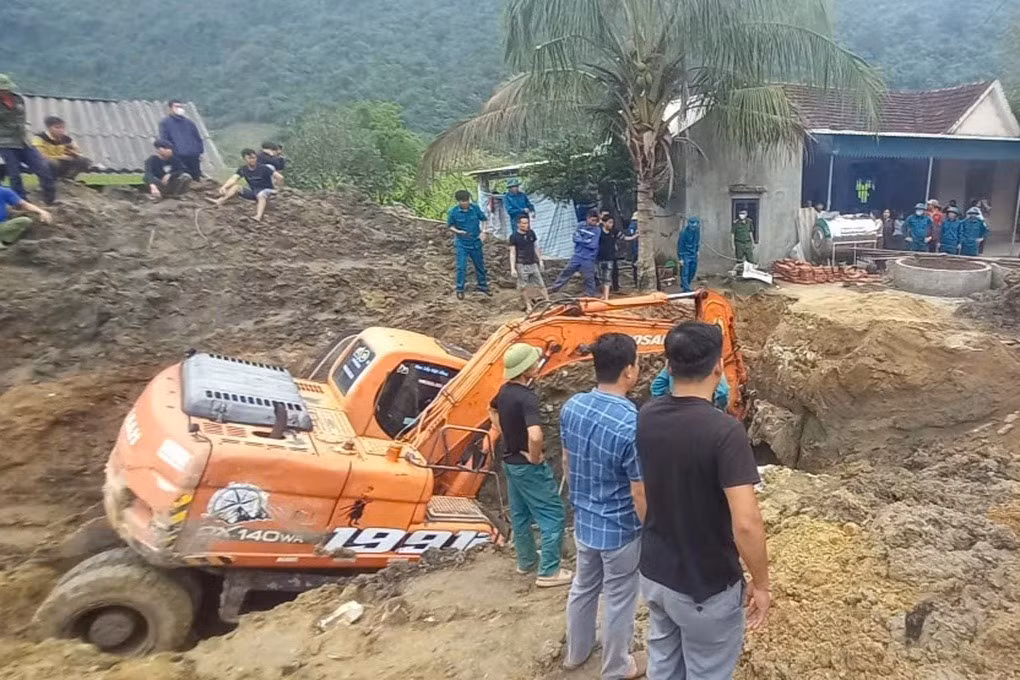 Lực lượng chức năng tìm kiếm các nạn nhân