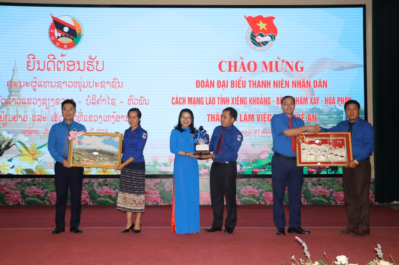 Thắm tình hữu nghị Việt Nam - Lào