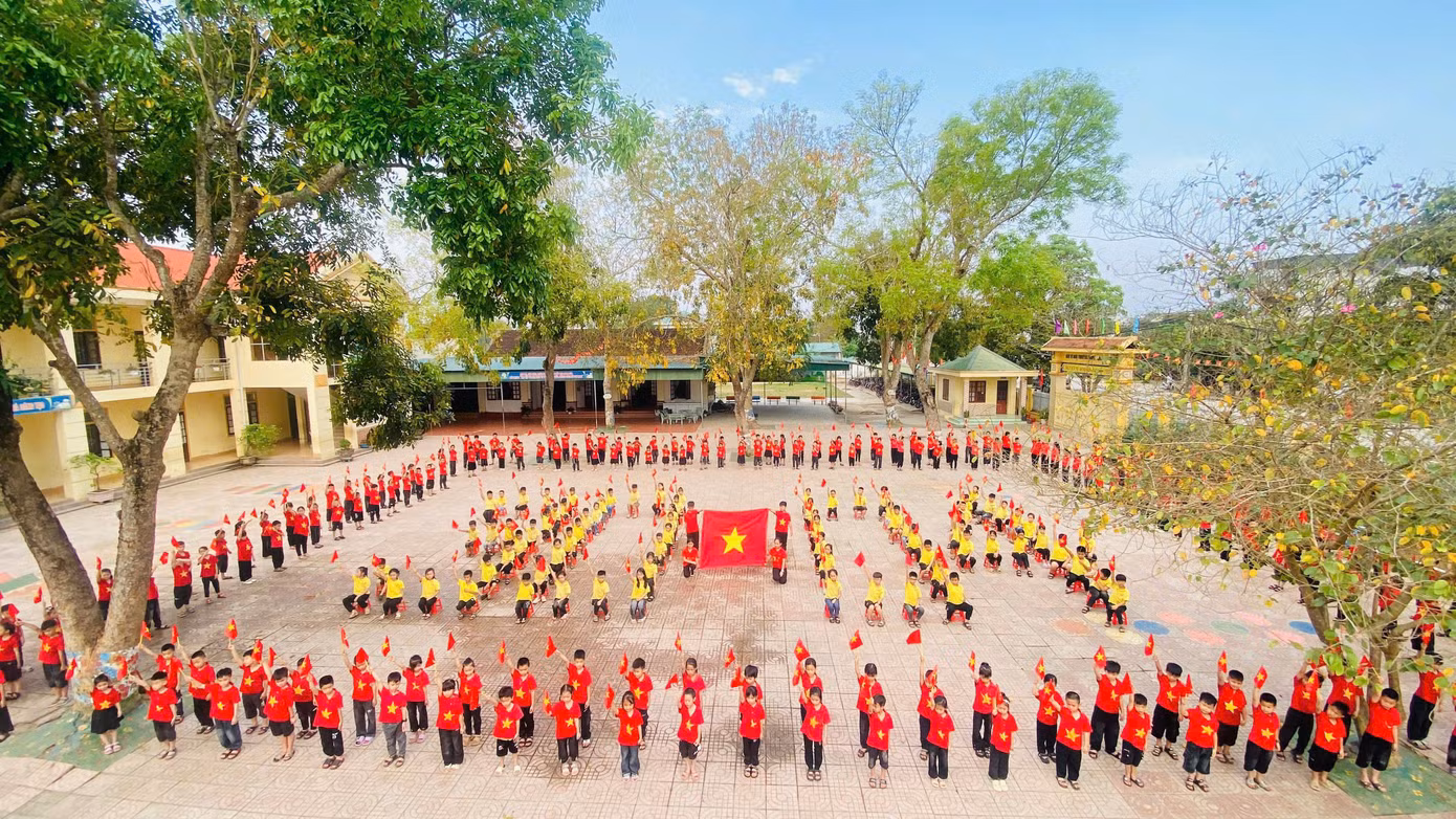 Các em đã cùng nhau tạo nên hình ảnh thiêng liêng, thể hiện lòng biết ơn sâu sắc đến thế hệ cha anh đã hy sinh vì độc lập, tự do cho dân tộc.