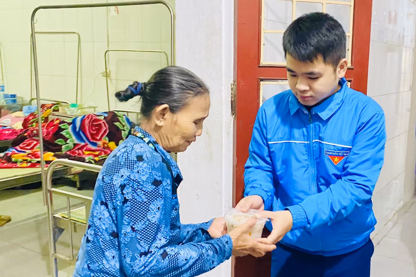 Hơn 330 suất cháo được đoàn viên thanh niên đi đến từng khoa và trao tận tay tới các bệnh nhân tại Bệnh viện Tâm thần Nghệ An.