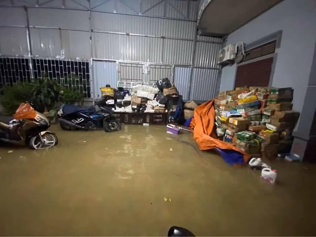 Ông Hồ Hữu Châu - Chủ tịch UBND Thị trấn Cầu Giát cho biết, theo thống kê sơ bộ, đã có khoảng 70 hộ dân trong khu dân cư bị nước tràn vào nhà. Bên cạnh đó, có 48 hộ dân nằm sát mặt đường tại khối 4 và khối 6 cũng bị ngập lụt do những khu vực này là vùng trũng tại địa phương.