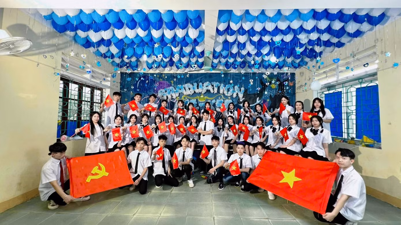 Bộ ảnh kỷ yếu đầy ý nghĩa, chụp với lá cờ Tổ quốc của học sinh Trường THPT Quế Phong, huyện Quế Phong.