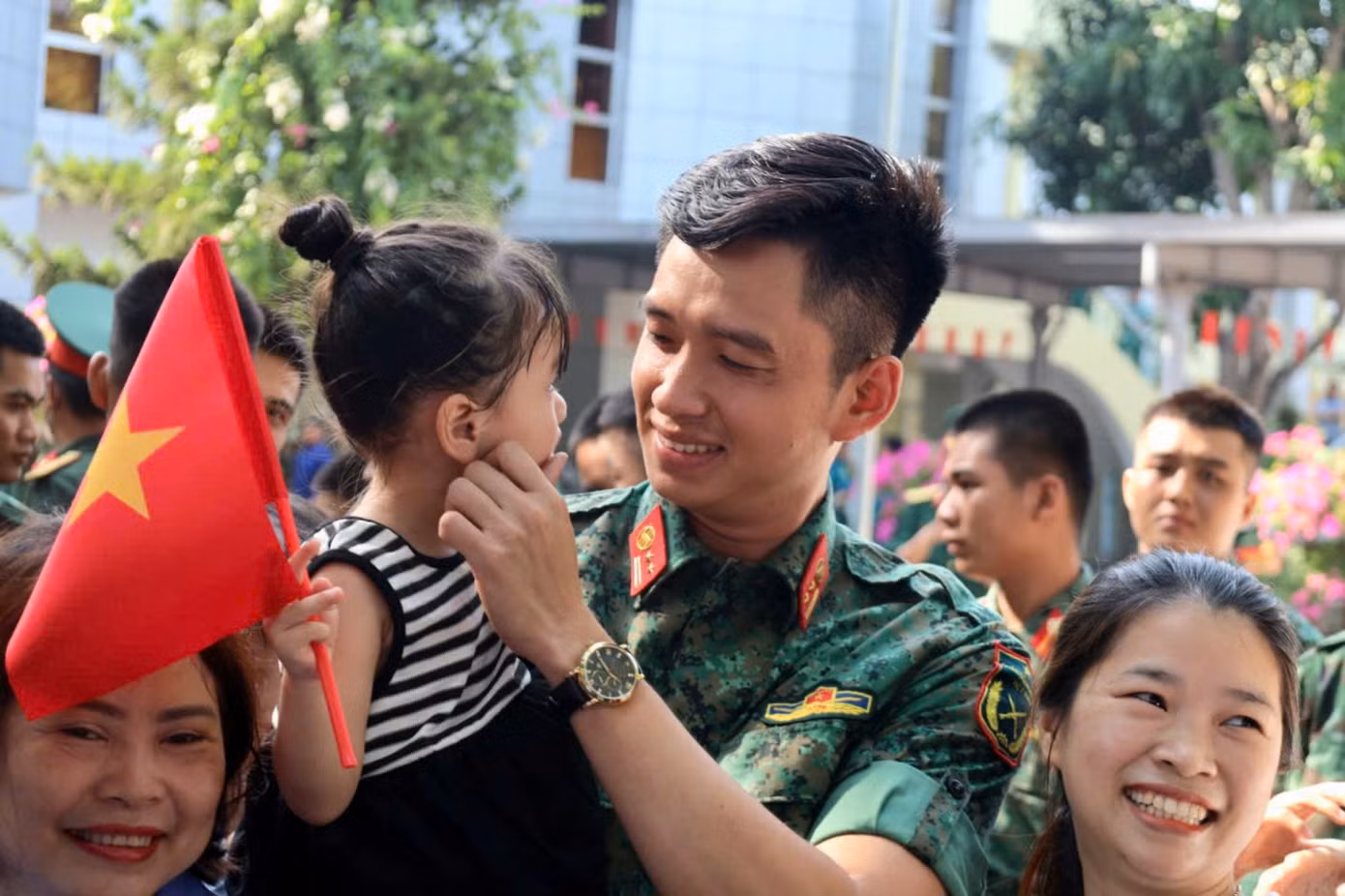 Đông đảo người dân, các em nhỏ chụp ảnh cùng “nam thần quân đội” - Thượng úy Lê Hoàng Hiệp.