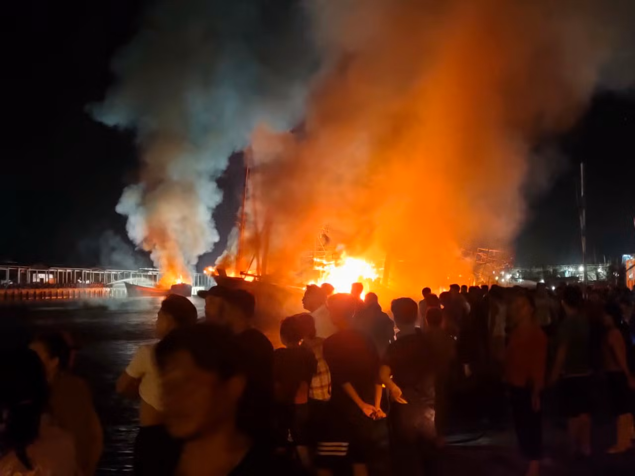 Rất đông người dân tới hiện trường