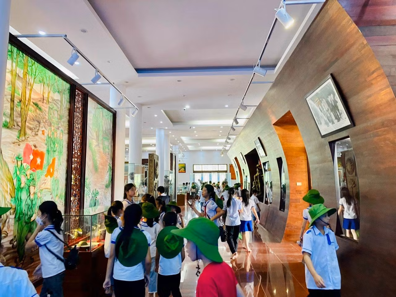 Khu di tích lịch sử Quốc gia Truông Bồn không chỉ là một trong những địa chỉ đỏ trong giáo dục truyền thống yêu nước, truyền thống cách mạng cho thế hệ trẻ mà đã trở thành một điểm du lịch tâm linh, thu hút đông đảo nhân dân, du khách trong nước và quốc tế mỗi khi có dịp về với Nghệ An.