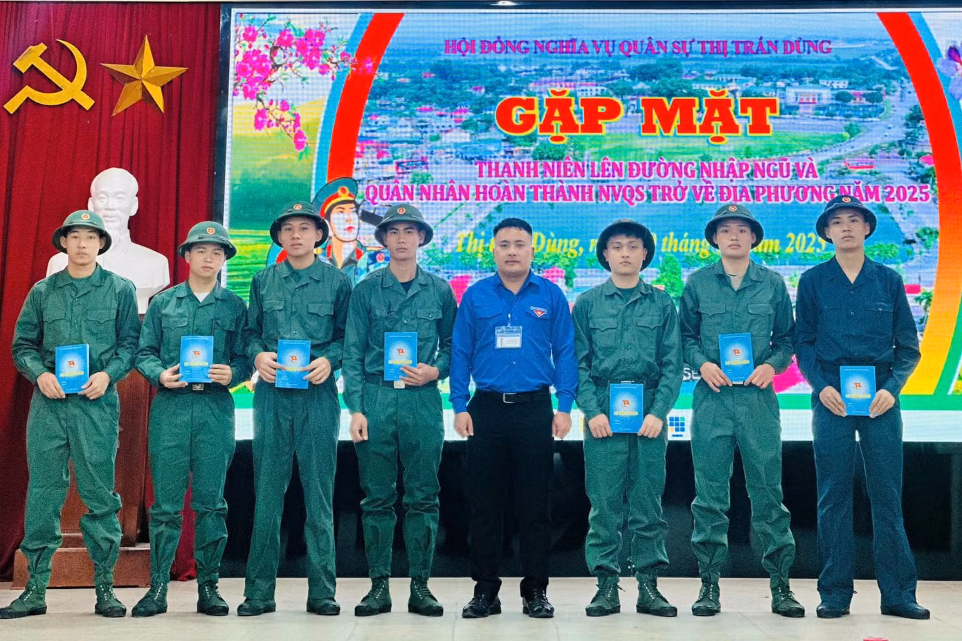 Các địa phương trên địa bàn tỉnh Nghệ An tổ chức gặp mặt thanh niên lên đường nhập ngũ.
