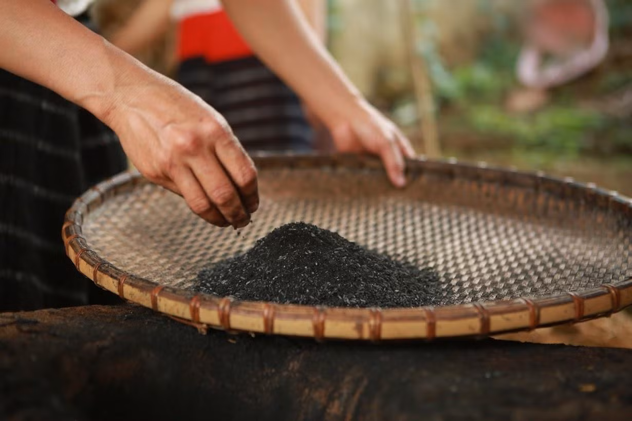 Hạt nga chiếng (một loại vừng mọc tự nhiên trong rừng) cũng được bỏ thêm vào giã cùng gạo và tro, để tạo vị đậm đà cho bánh.