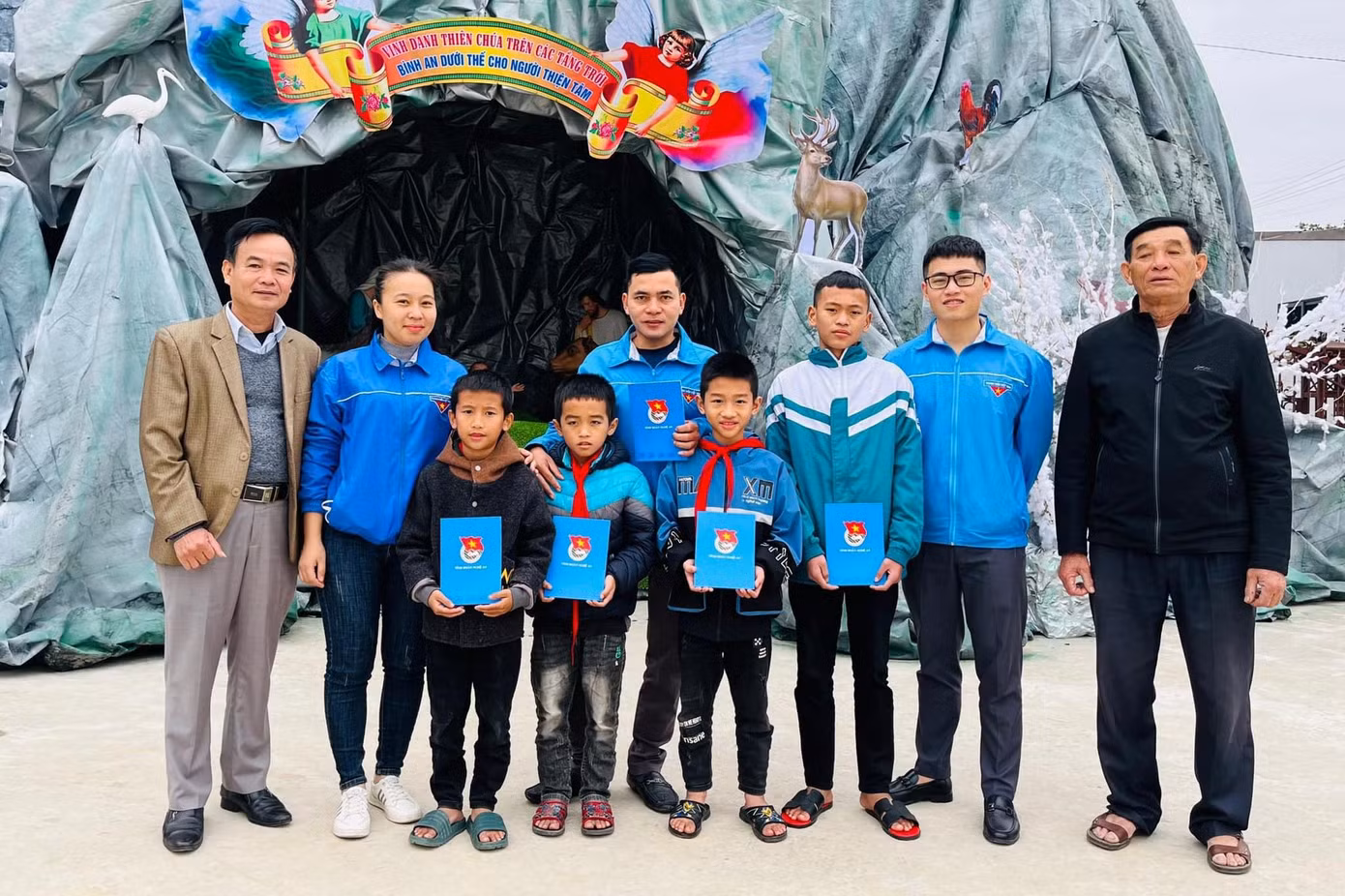 Tặng 5 suất quà cho 5 học sinh người công giáo có hoàn cảnh khó khăn tại Giáo xứ Xuân Am, xã Hưng Thịnh, huyện Hưng Nguyên.