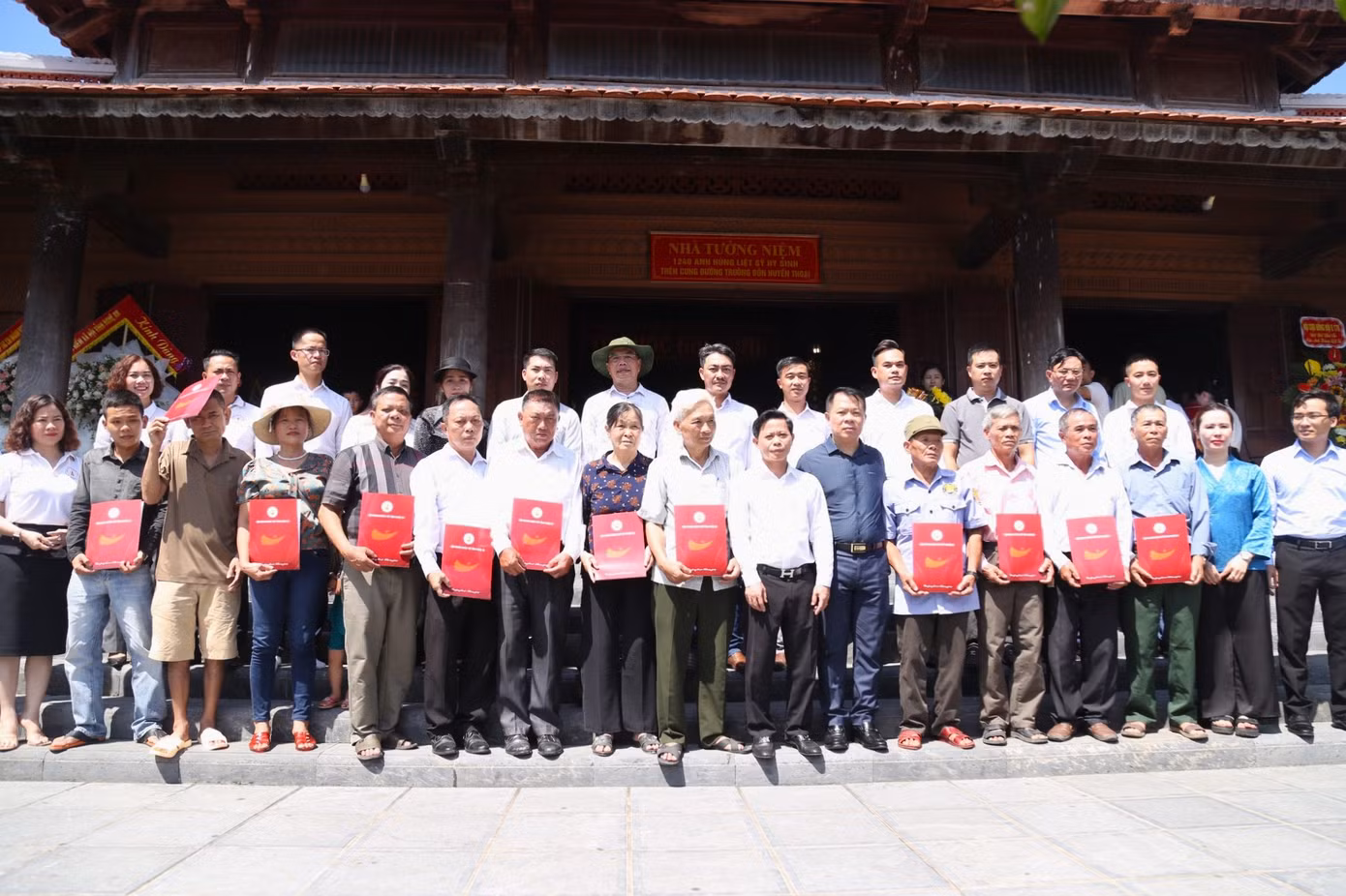 Trao tặng 13 suất quà cho 13 gia đình của các anh hùng, liệt sĩ hy sinh ở ‘tọa độ lửa’ Truông Bồn