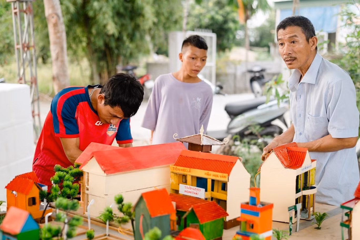 Tại xóm Thái Phúc, xã Nghi Thái, người dân cũng đang gấp rút hoàn thiện các công đoạn cuối cùng của Hội trại hè.
