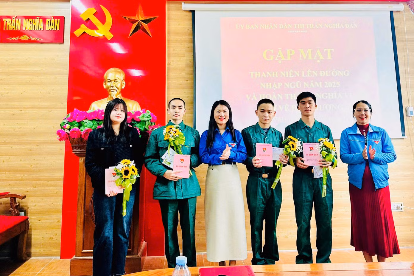 Em Nguyễn Minh Châu (SN 2002, trú huyện Nghĩa Đàn, ngoài cùng bên trái) vừa tốt nghiệp Đại học Luật TP Hồ Chí Minh đã viết đơn xin lên đường nhập ngũ với mong muốn được cống hiến, rèn luyện, đóng góp sức mình cho đất nước.