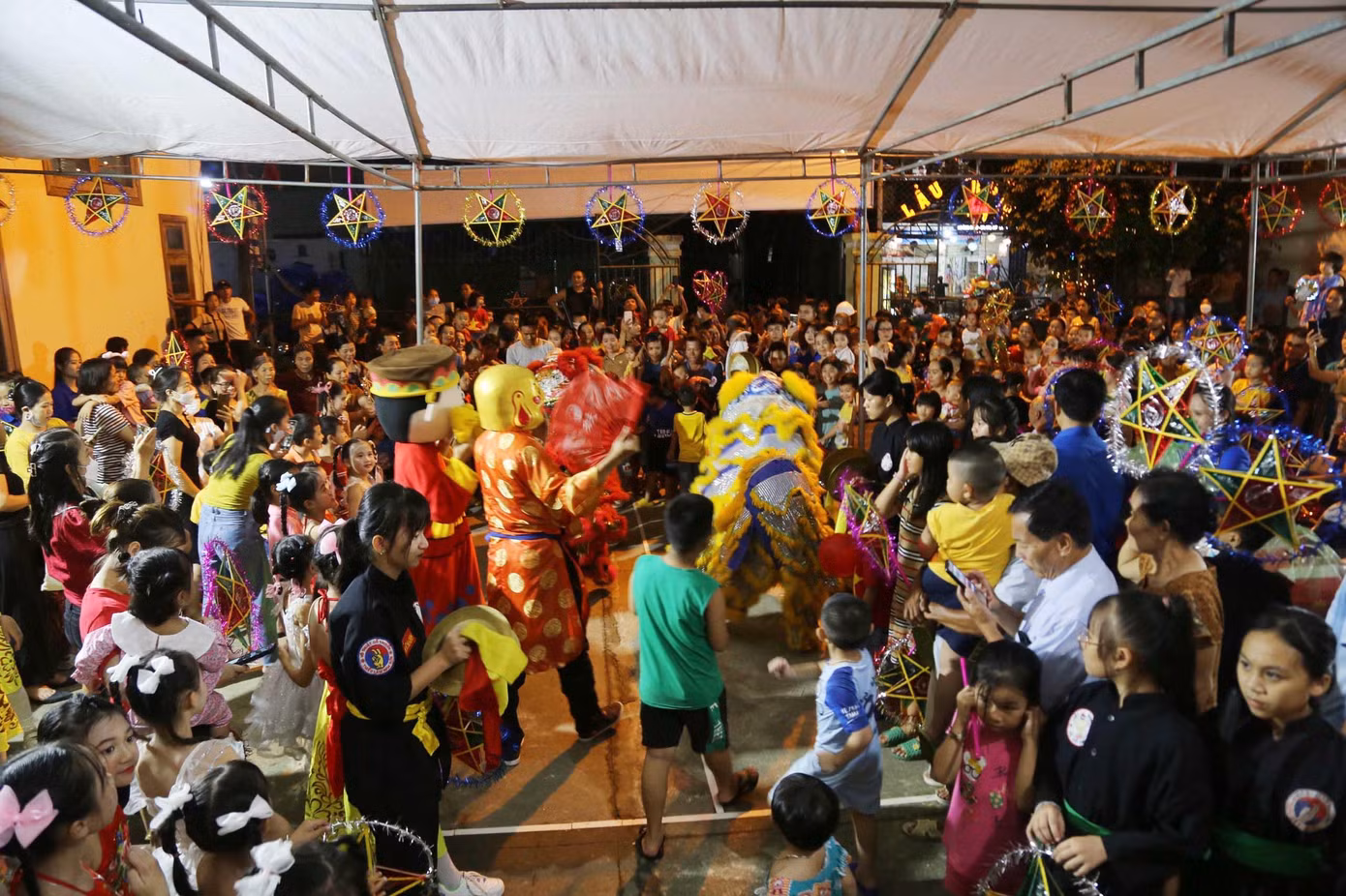 Chương trình Trung thu yêu thương – Nâng bước em đến trường nằm trong chuỗi hoạt động chào mừng Đại hội đại biểu Đoàn TNCS Hồ Chí Minh tỉnh Nghệ An lần thứ XVIII, Đại hội Đoàn toàn quốc lần thứ XIII, nhiệm kỳ 2022 - 2027. (Ảnh: TH)
