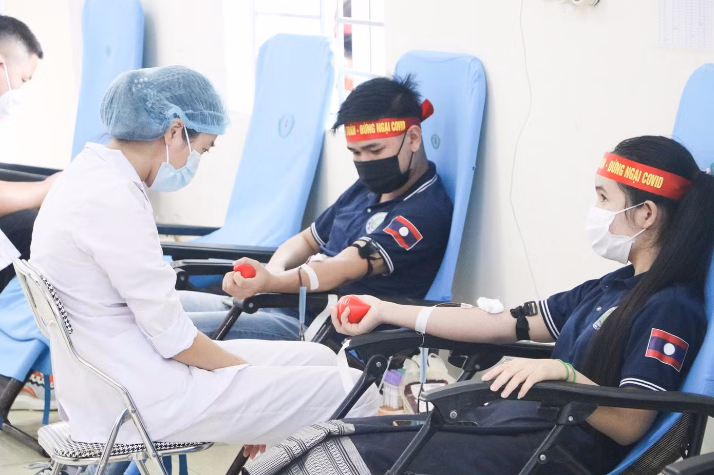 Dịp này, có 20 bạn sinh viên Lào tham gia hiến máu