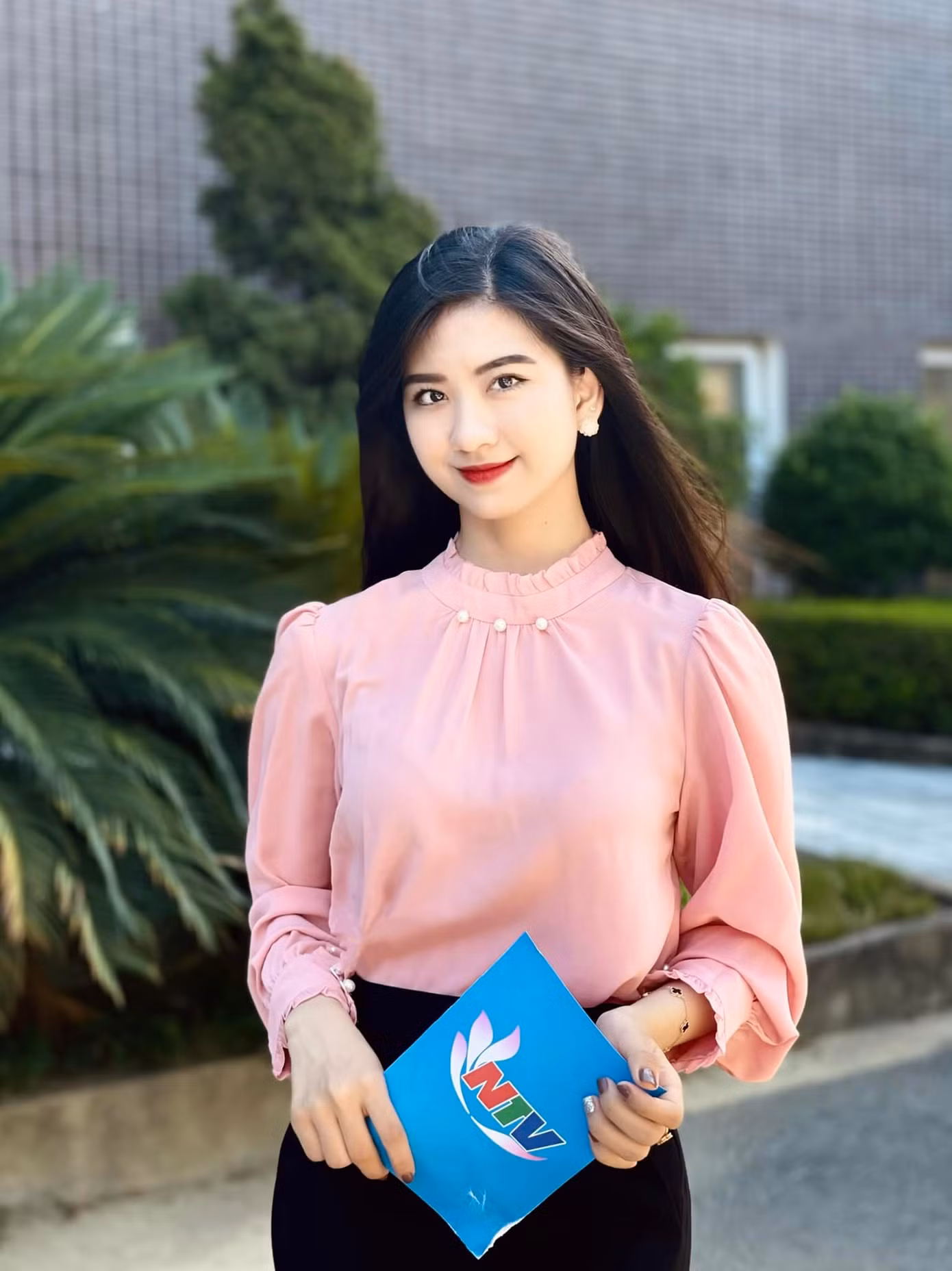 Văn Doanh Nhi hiện đảm nhận vị trí MC tại Đài truyền hình Nghệ An.