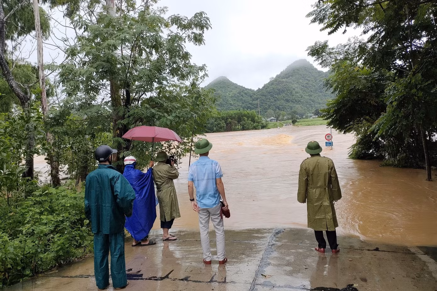 Huyện Quỳ Hợp đã thành lập 5 đoàn công tác đi kiểm tra các cầu tràn bị ngập, các điểm xung yếu, những hộ dân bị cô lập… Đồng thời, cảnh báo người dân không nên qua lại những điểm ngập sâu.