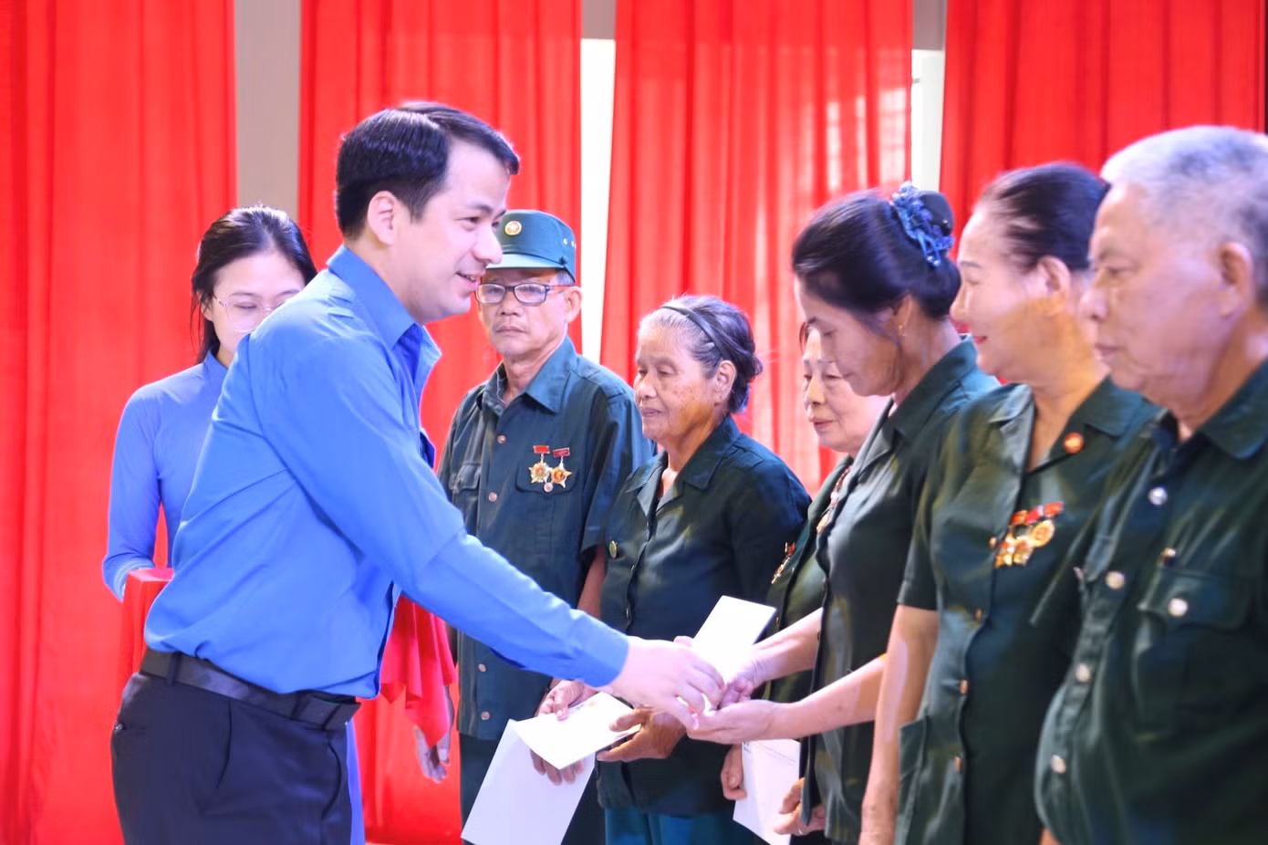 Anh Ngô Văn Cương - Bí thư T.Ư Đoàn, Chủ nhiệm Ủy ban Kiểm tra T.Ư Đoàn tặng quà cho các cựu TNXP