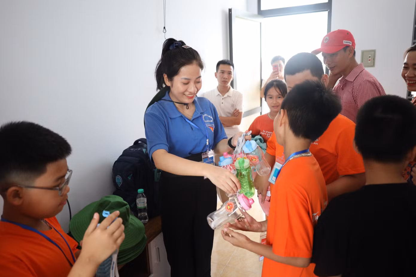 Tặng quà cho các em tham gia trại hè