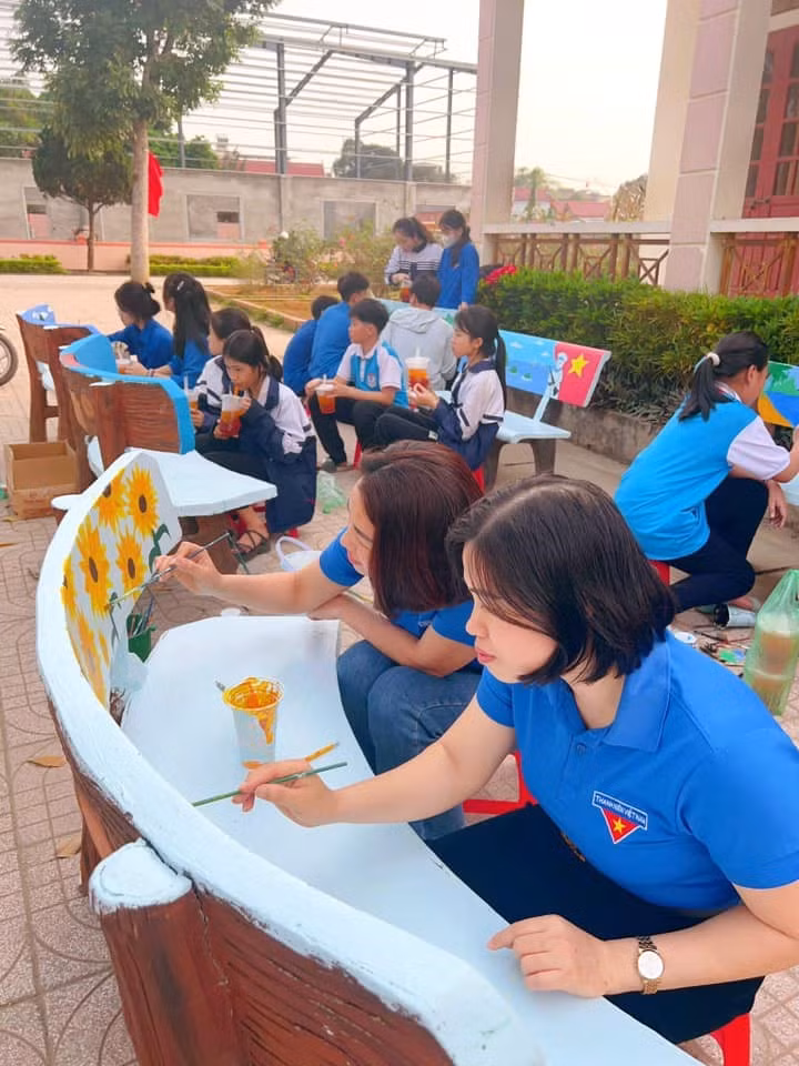 Với sự khéo léo, tỉ mỉ vẽ, sáng tạo lựa chọn màu sắc, phối màu,... các đoàn viên thanh niên đã làm cho những chiếc ghế đá cũ trở nên đẹp, đầy màu sắc và ấn tượng hơn.