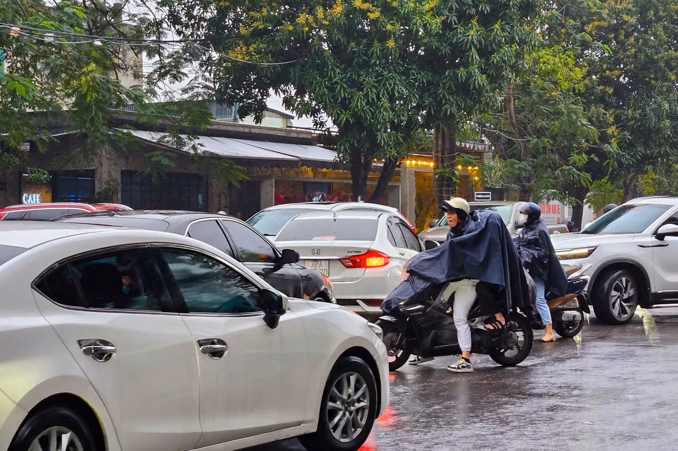 Giờ tan tầm, học sinh đi học về, người dân tan sở nên lượng người đổ ra đường đông hơn.