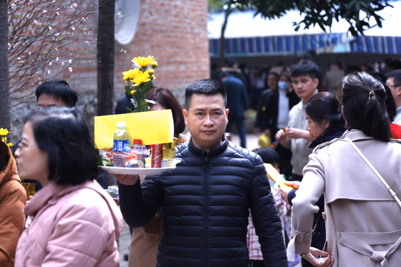 Anh Nguyễn Văn Hưng, trú phường Quỳnh Phương, thị xã Hoàng Mai chia sẻ: “Nhà tôi nhiều đời nay đi biển nên năm nào gia đình tôi cũng đến đền Cờn dâng hương cầu mong sự bình an trong mỗi chuyến vươn khơi, đánh bắt được nhiều hải sản, cuộc sống ấm no, hạnh phúc”. Anh Nguyễn Văn Hưng, trú phường Quỳnh Phương, thị xã Hoàng Mai chia sẻ: “Nhà tôi nhiều đời nay đi biển nên năm nào gia đình tôi cũng đến đền Cờn dâng hương cầu mong sự bình an trong mỗi chuyến vươn khơi, đánh bắt được nhiều hải sản, cuộc sống ấm no, hạnh phúc”.