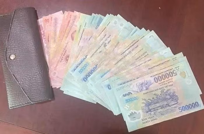 Chiếc ví và số tiền bị đánh rơi