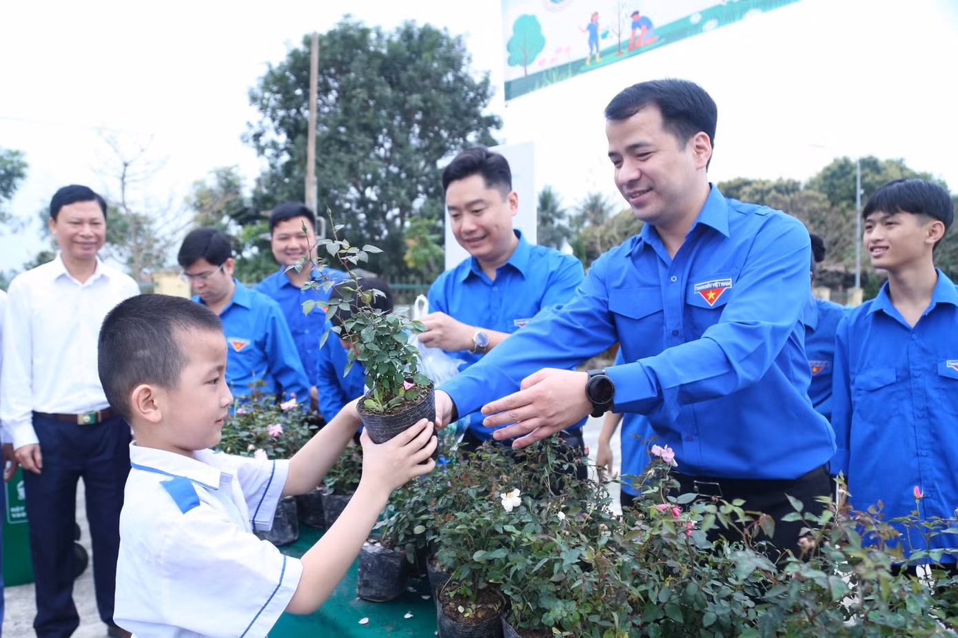 Anh Ngô Văn Cương, Bí thư BCH Trung ương Đoàn, Chủ nhiệm Ủy ban Kiểm tra Trung ương Đoàn hưởng ứng chương trình Đổi phế liệu lấy cây xanh.