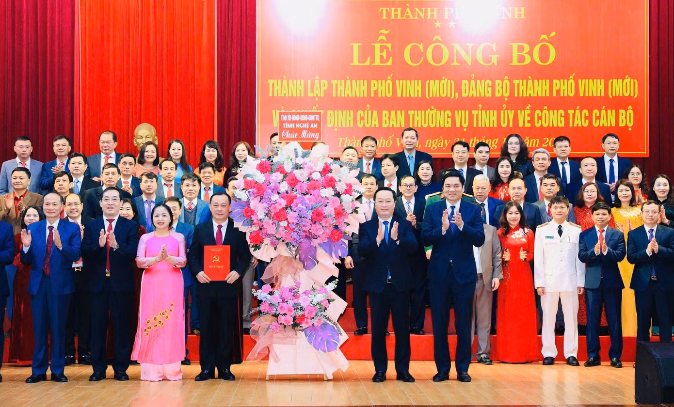 Lãnh đạo tỉnh Nghệ An tặng hoa chúc mừng Ban Chấp hành Đảng bộ thành phố Vinh (mới).