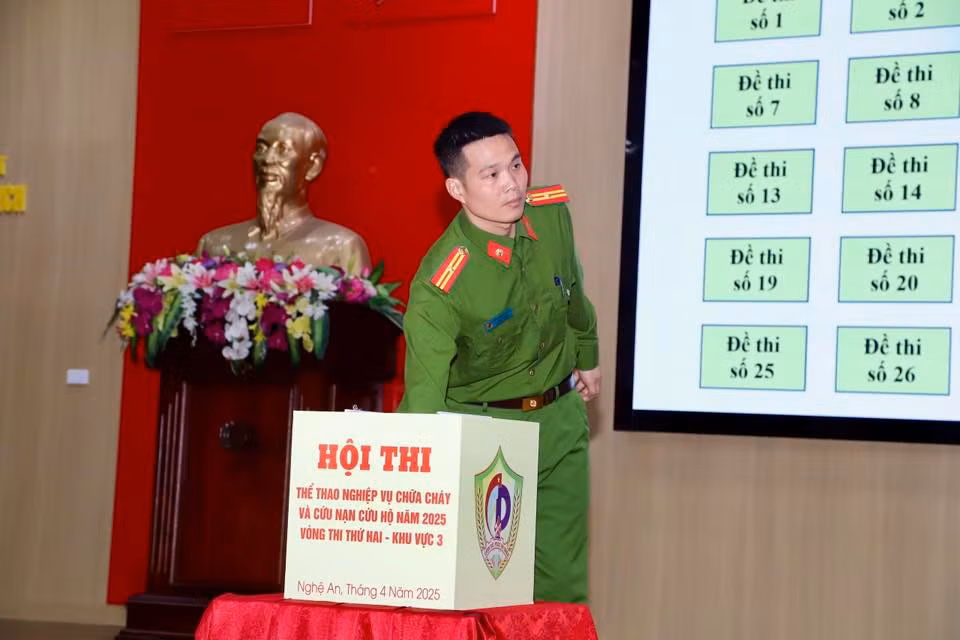 Trước đó các đội thi đã trải qua 2 phần thi gồm: Chỉ huy chữa cháy và cứu nạn, cứu hộ và Bơi cứu nạn, cứu hộ.