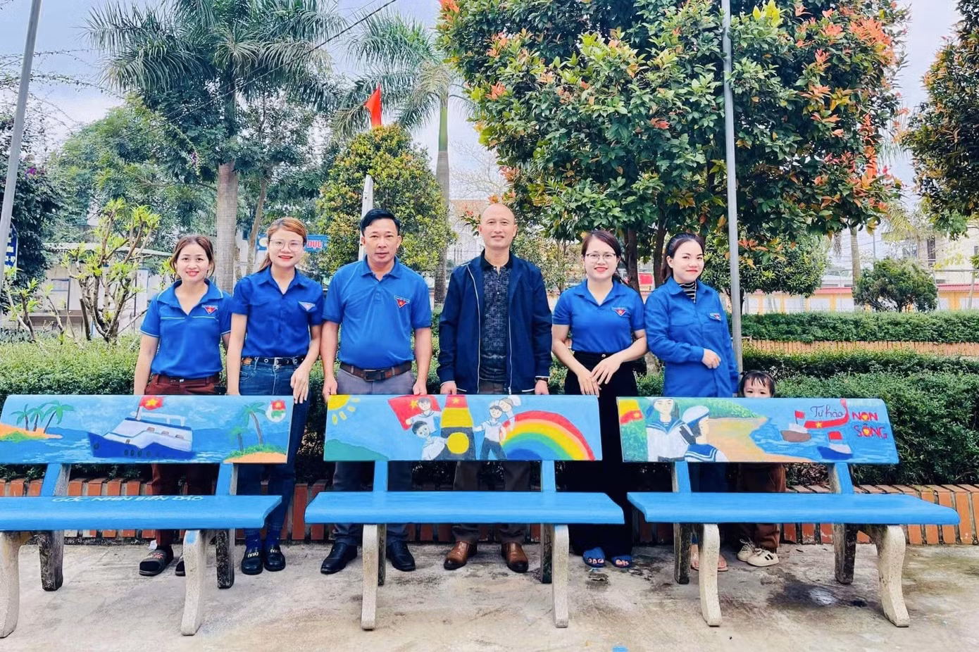 “Vẽ tranh trên ghế đá là hoạt động ý nghĩa trong Tháng Thanh niên 2024, hưởng ứng cuộc vận động “Tự hào một dải non sông”. Kinh phí thực hiện từ sự vận động, kêu gọi trong đoàn viên thanh niên, nhân dân. Hoạt động không những tạo cảnh quan môi trường sạch, đẹp, mà còn giáo dục lý tưởng cách mạng, đạo đức, lối sống văn hoá, nâng cao lòng yêu nước, tự hào, tự tôn dân tộc; nêu cao tinh thần trách nhiệm đối với đất nước, xã hội”, anh Tùng chia sẻ.