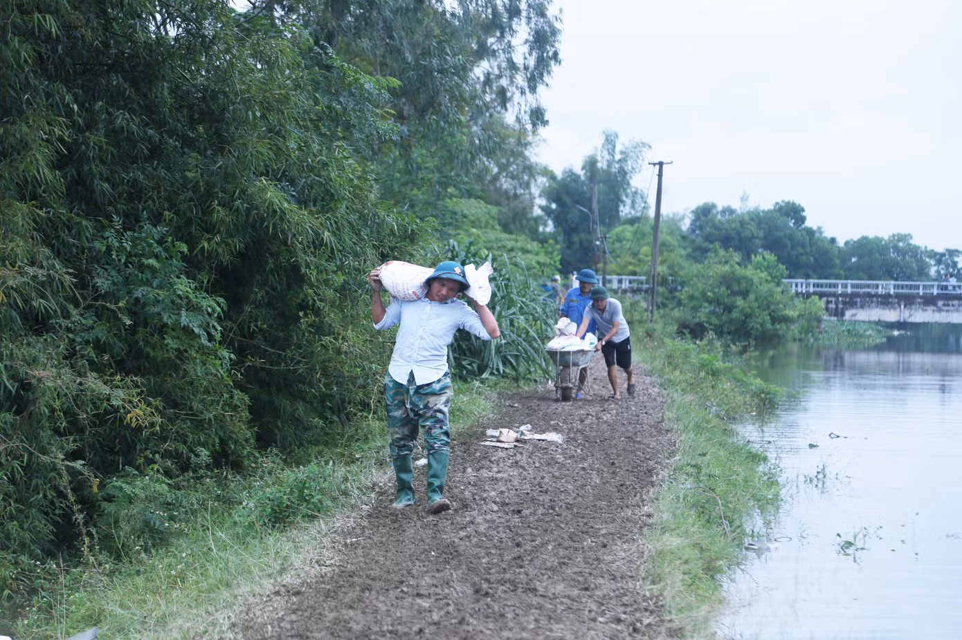 Là người đầu tiên phát hiện đê vỡ và báo cho chính quyền địa phương, ông Nguyễn Thành Long (SN 1967, trú xóm 7, xã Hưng Đạo) cho biết, tối 29/9, trong lúc ông đang kiểm tra vật nuôi thì bất ngờ phát hiện một đoạn đê kênh thấp bị vỡ. Ngay lập tức ông đã báo với xóm trưởng xóm 7.