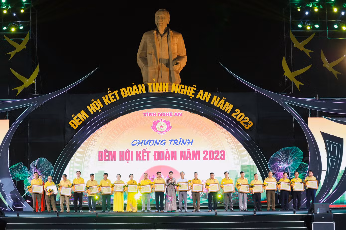 MTTQ tỉnh Nghệ An trao tặng Bằng khen cho 20 cán bộ Mặt trận có thời gian công tác từ 20 năm trở lên, có nhiều cống hiến xuất sắc trong xây dựng khối đại đoàn kết toàn dân tộc.