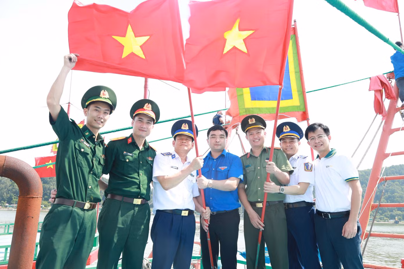 Hướng về biển đảo, tuổi trẻ Bộ Chỉ huy Quân sự tỉnh và Bộ Chỉ huy Bộ đội Biên phòng tỉnh đã trao tặng 200 ảnh Bác Hồ, 400 lá cờ Tổ quốc và 10 suất quà cho ngư dân tại địa phương. Những món quà không chỉ mang giá trị vật chất mà còn là nguồn động viên tinh thần to lớn, tiếp thêm niềm tin để bà con vươn khơi bám biển, góp phần bảo vệ chủ quyền thiêng liêng của Tổ quốc.