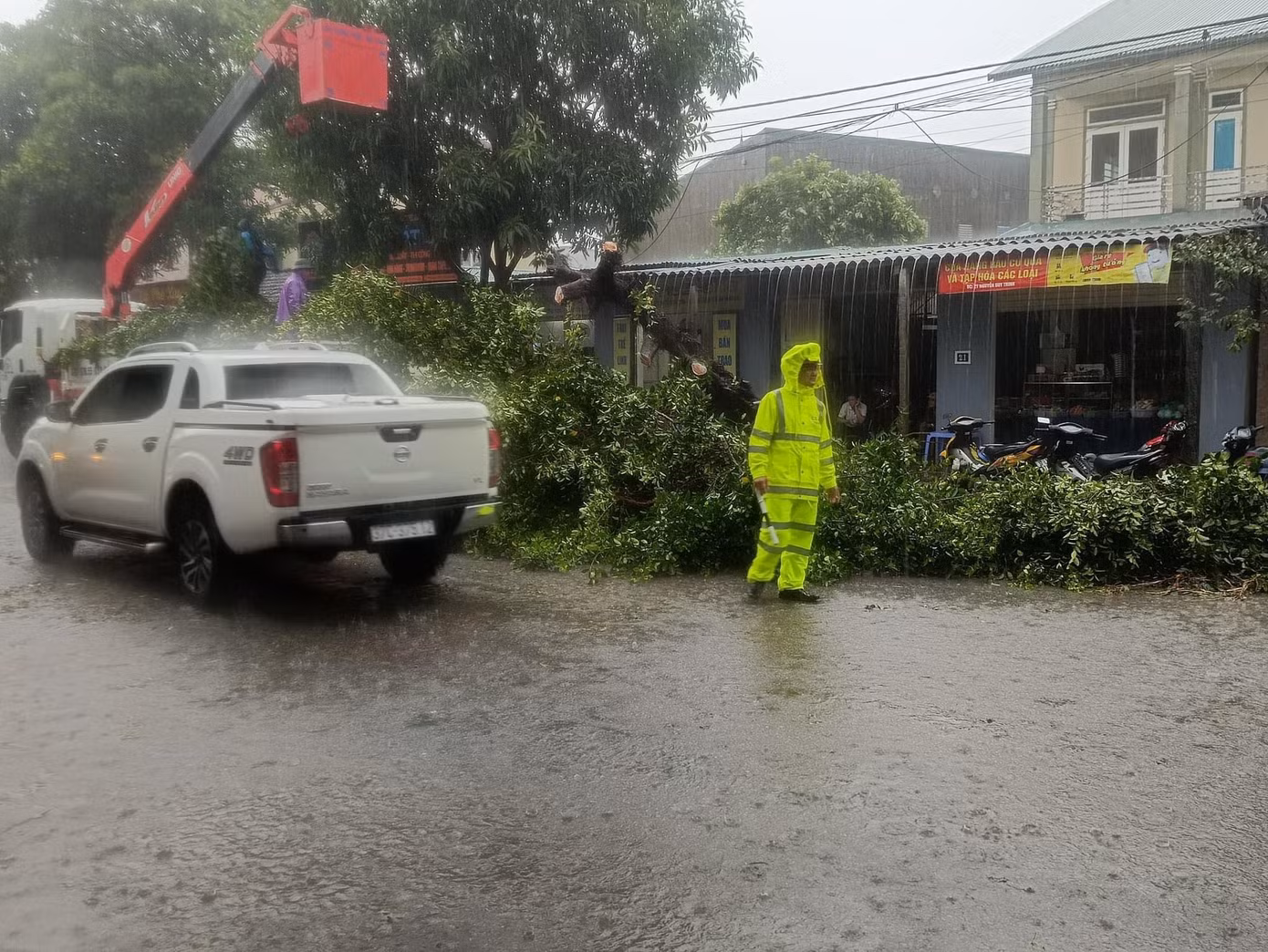 Lực lượng chức năng đội mưa di dời các cây xanh bị gãy đổ