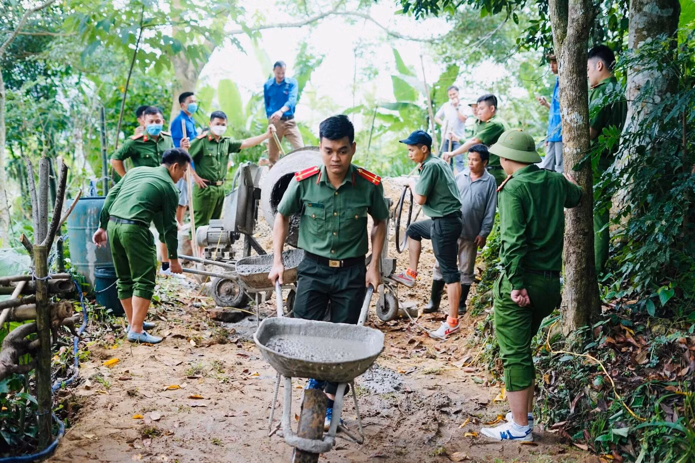 Chi đoàn Công an huyện Quỳ Hợp thực hiện mô hình 24h trải nghiệm, cùng ăn, cùng ở, cùng làm với dân, hỗ trợ người dân làm đường bê tông, sửa chữa nhà cửa, phát triển kinh tế, bảo đảm an ninh trật tự và tuyên truyền, phổ biến, giáo dục pháp luật.