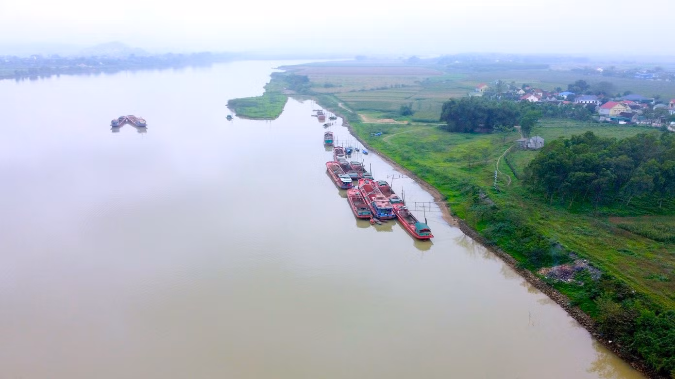 Theo người dân địa phương, việc bờ sông bị sạt lở liên tục ngoài nguyên nhân như mưa lũ, dòng chảy biến động, còn do tác động của việc các tàu khai thác cát ở lòng sông Lam.