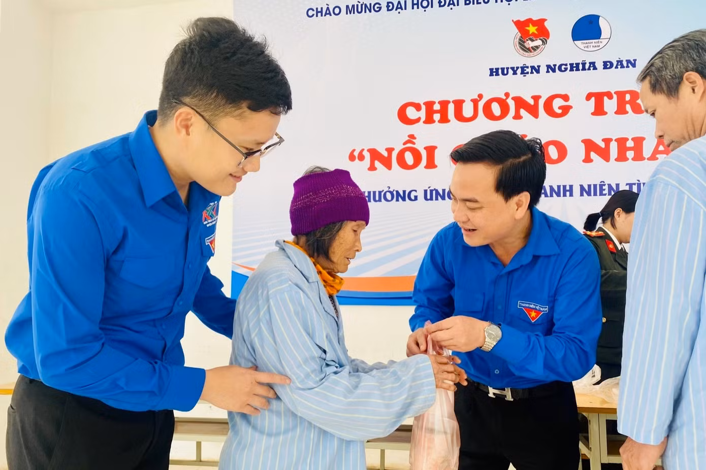 Nhận phần cháo nóng hổi, bà Nguyễn Thị Hằng (67 tuổi, trú xã Nghĩa Lộc, huyện Nghĩa Đàn) xúc động: “Bớt được một bữa ăn, gia đình tôi lại dành thêm được tiền mua thuốc cho con. Đi viện nhiều nên tài sản khánh kiệt, ai giúp bữa nào chúng tôi rất mừng, cảm thấy ấm lòng”.