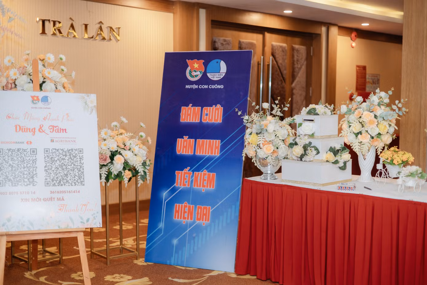 Hộp đựng phong bao lì xì mừng cưới và mã QR Code được đặt gần nhau để mọi người lựa chọn.