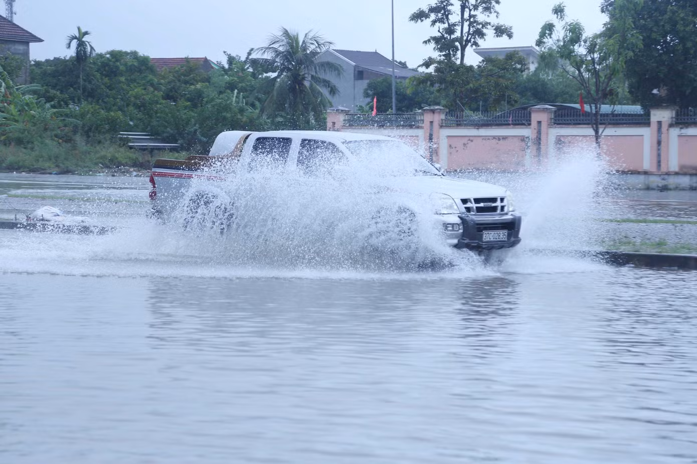 72m là tuyến đường bị ngập nặng nhất. Việc di chuyển của người dân qua tuyến đường này gặp nhiều khó khăn.