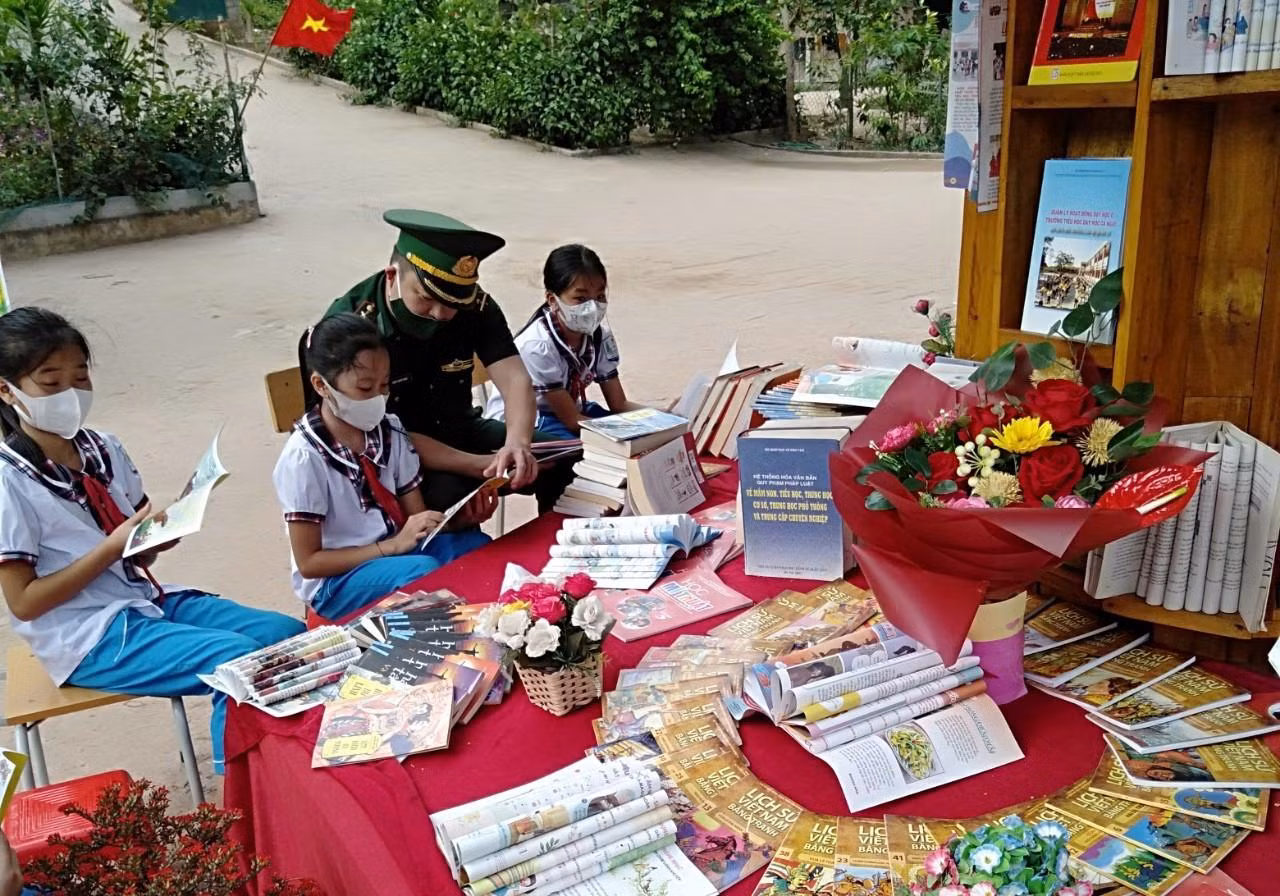 Tại trường Tiểu học Mỹ Lý 2, để khuyến khích văn hóa đọc của học sinh, các chiến sĩ bộ đội Biên phòng cũng đến để tham gia và động viên các em.