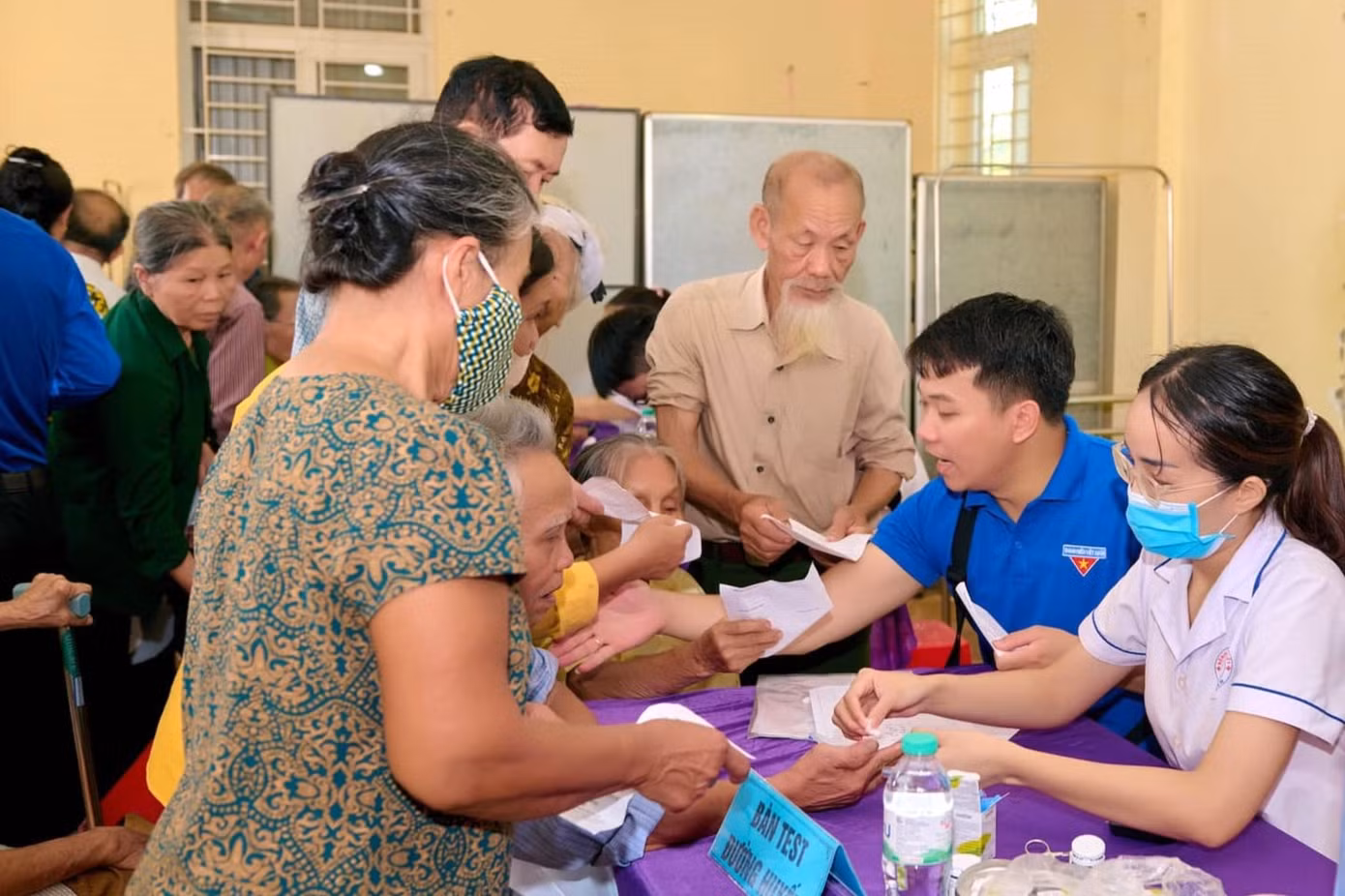 Tại các huyện Thanh Chương, Tân Kỳ, Yên Thành, TX Hoàng Mai… lực lượng đoàn viên đã liên kết tổ chức thăm khám bệnh, cấp thuốc miễn phí cho các thương, bệnh binh và gia đình người có công với cách mạng.