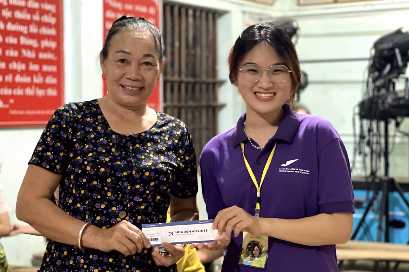 Dạy tiếng anh giao tiếp cơ bản, các nghiệp vụ ngành du lịch và khách sạn cho người dân địa phương.