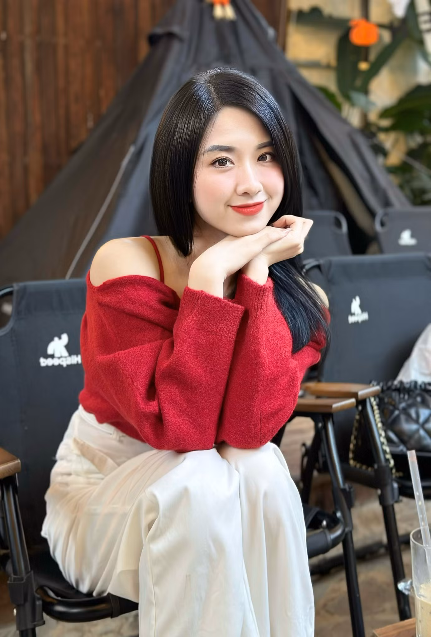 Ngoài đời, Doanh Nhi có phong cách thời trang trẻ trung, năng động và phù hợp với lứa tuổi.