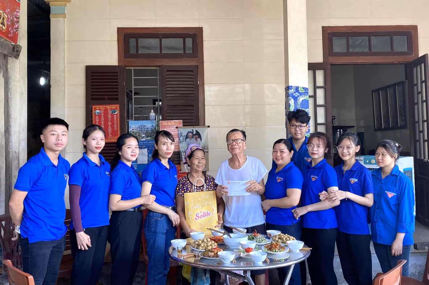 Đoàn viên thanh niên tổ chức bữa cơm yêu thương tại gia đình ông Hoàng Sỹ Nghi (trú xóm 2, xã Diễn Thọ, huyện Diễn Châu). Bác Nghi là thương binh 4/4, bị nhiễm chất độc hóa học.